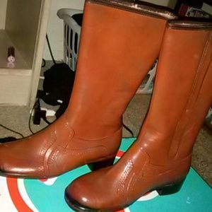 Three quarter calf leather boots.