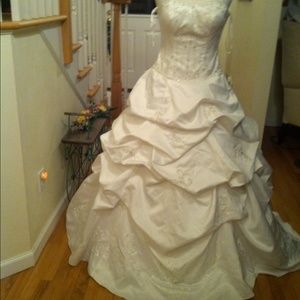 Oleg Cassini David Bridal woman wedding dress new