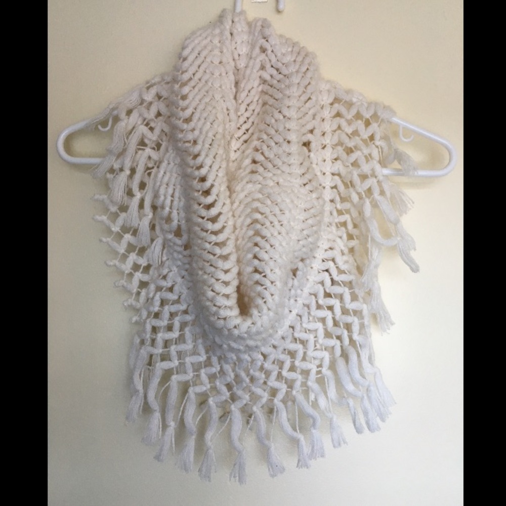 American Eagle - Cream Fringe Scarf
