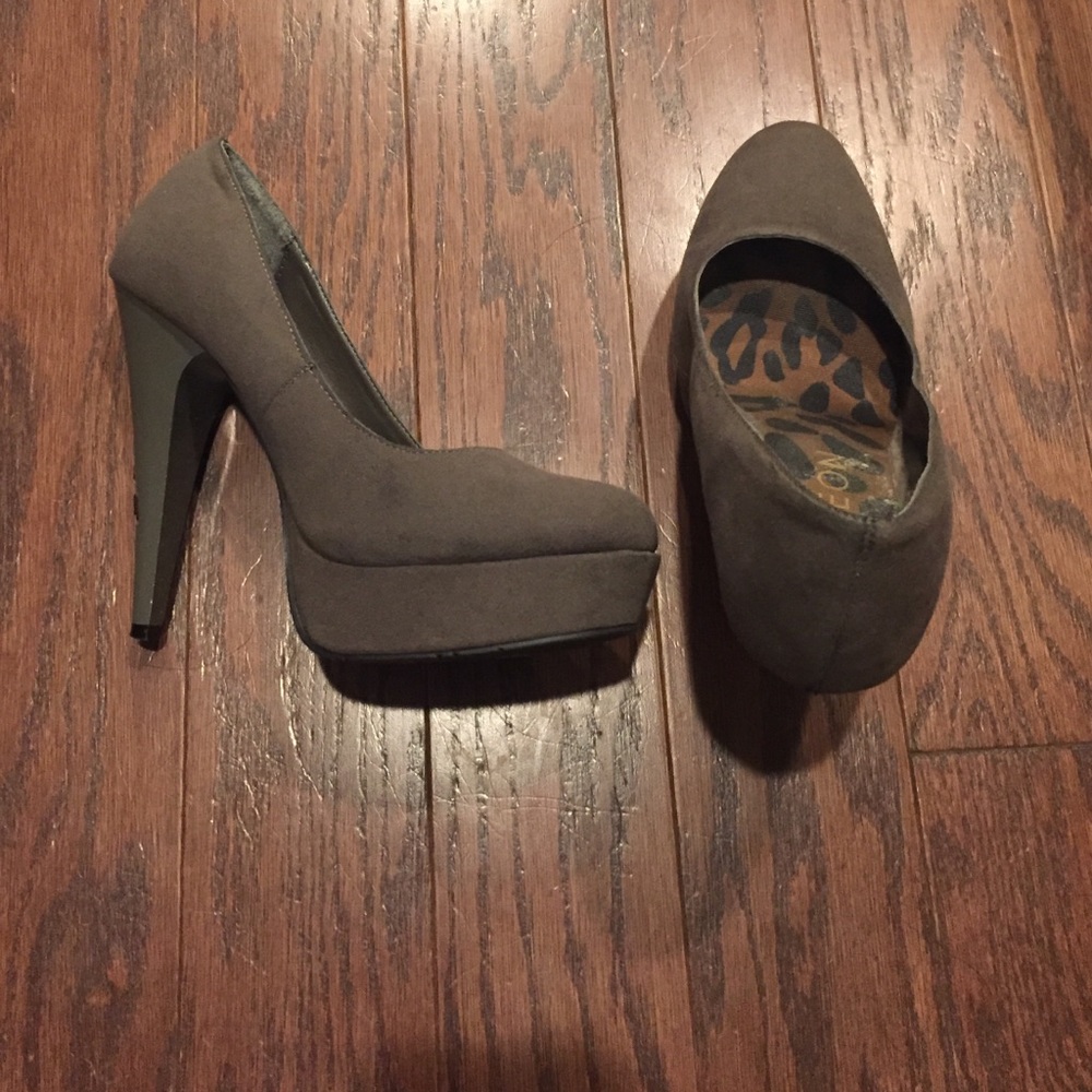 Gently worn Dereon heels
