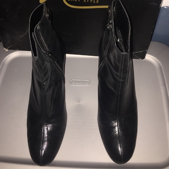 💥SALE💥🛍Newport News booty heels🛍 - Picture 2 of 3