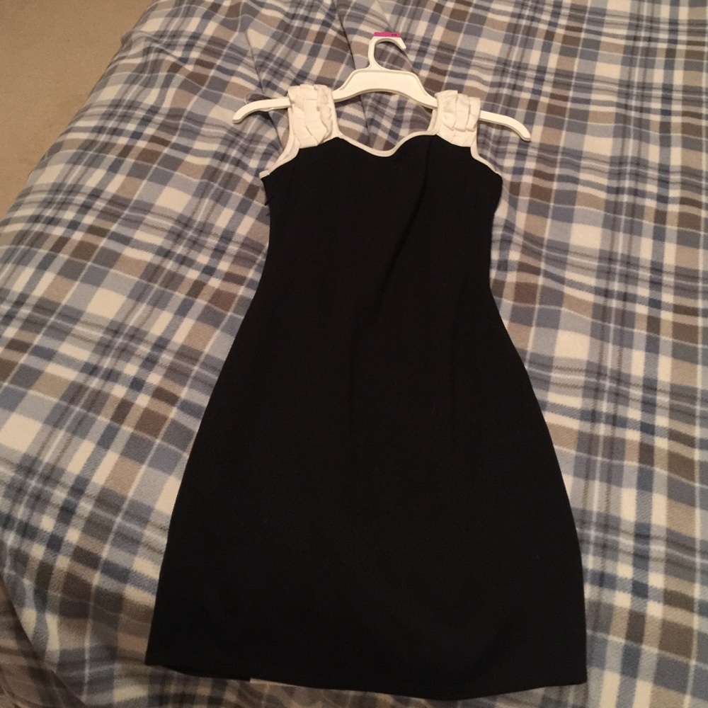 Dress - Picture 3 of 3