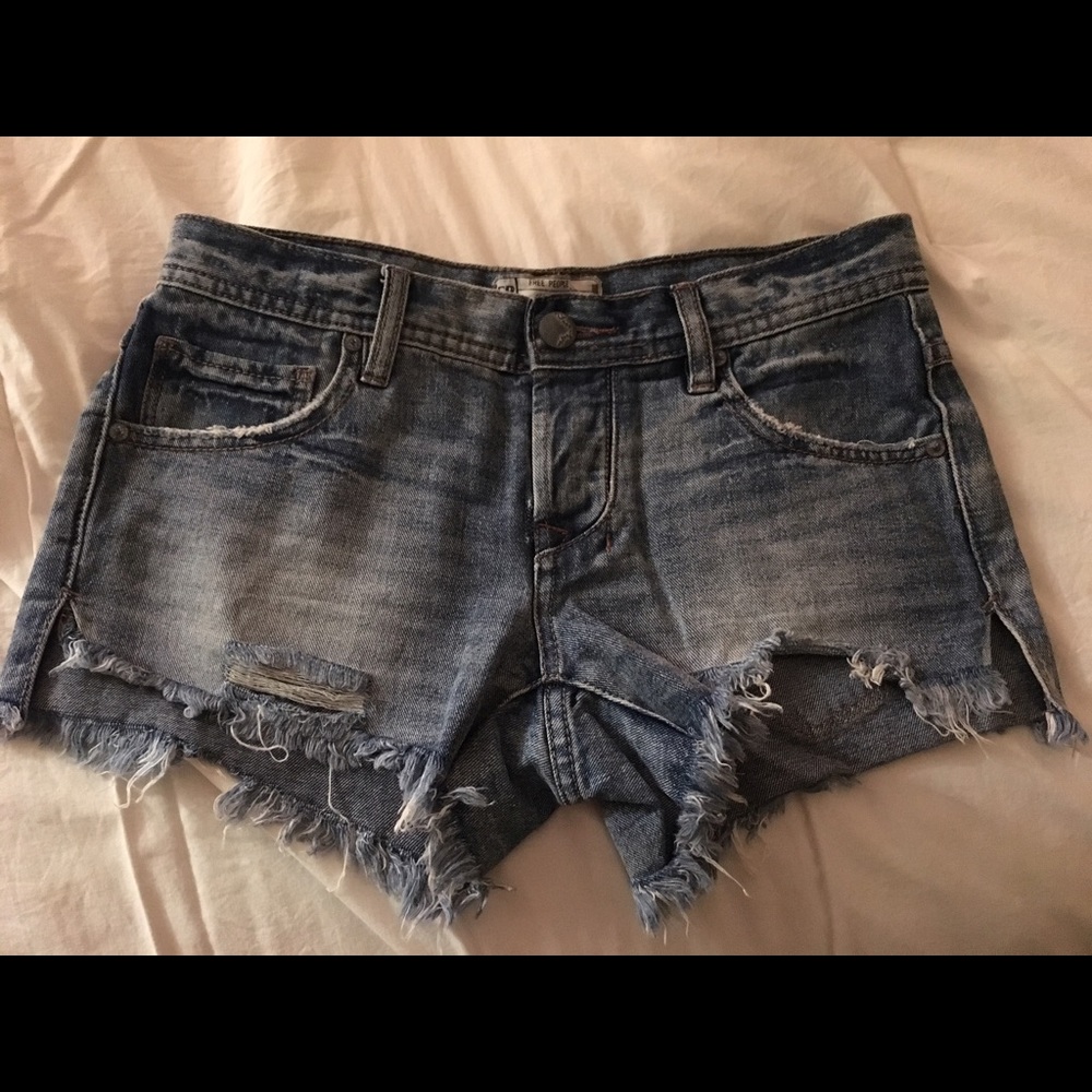 Free People cut-off denim shorts💕