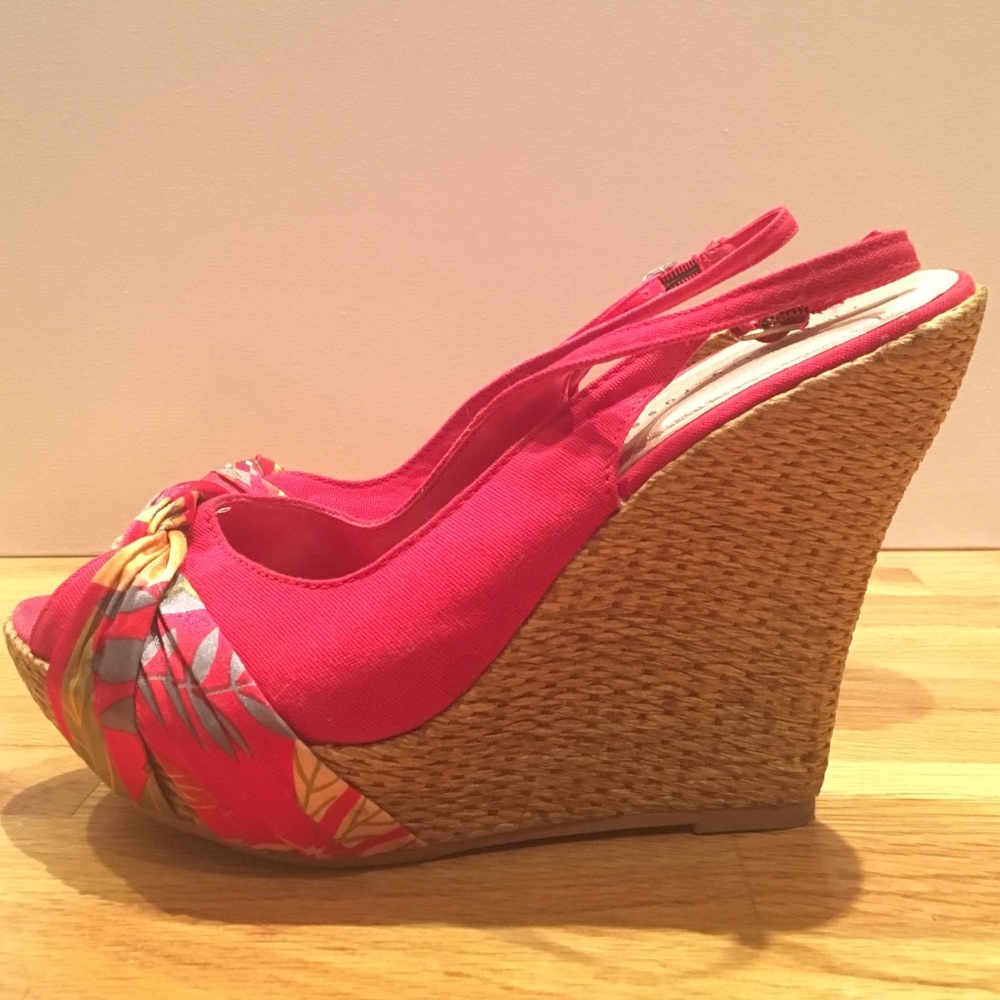 Fun wedges red with weaving on the heel 💃🏻