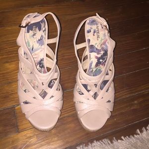 Strappy wedges very cute