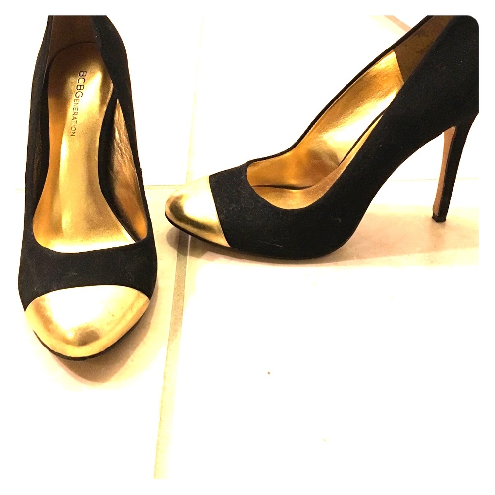 BCBG generation gold toed pump