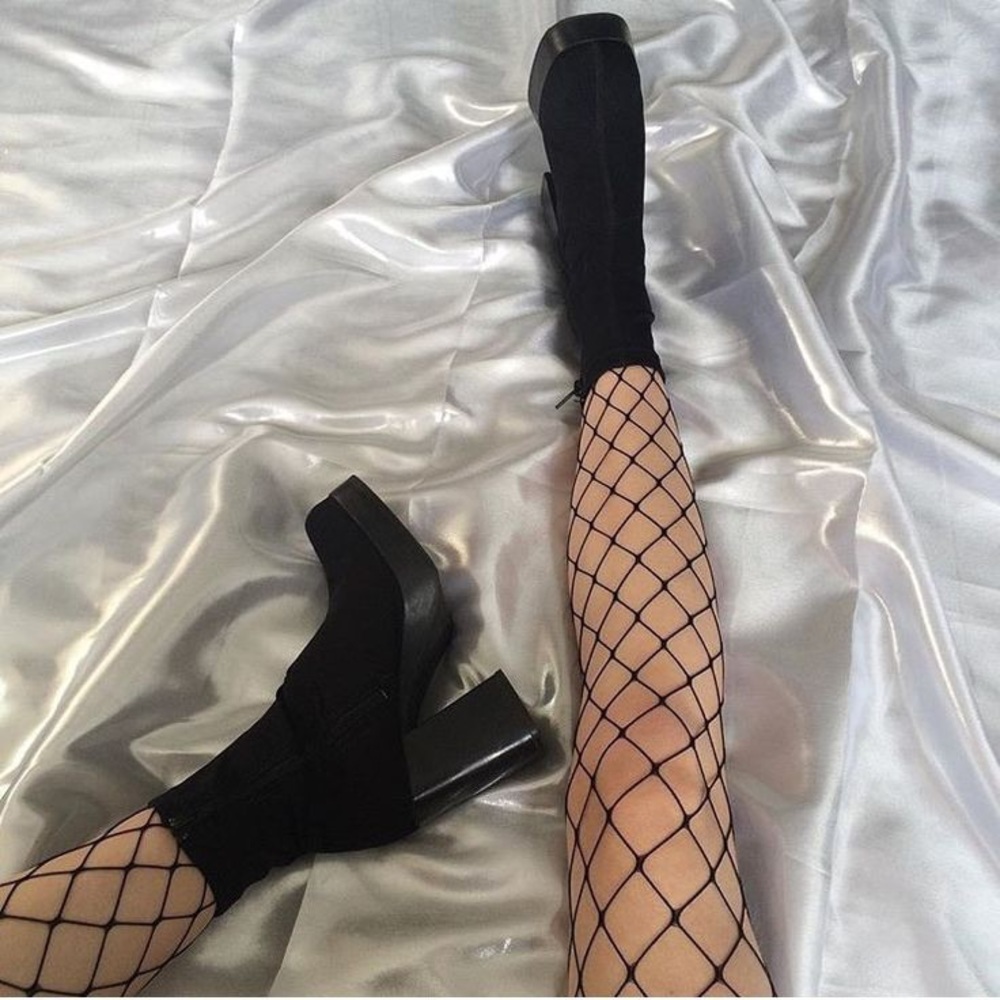 ๐ LAST ONE! Fishnet Tights - Picture 4 of 5