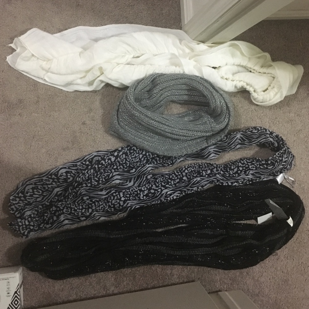 Bundle of scarfs! Super cute never used!