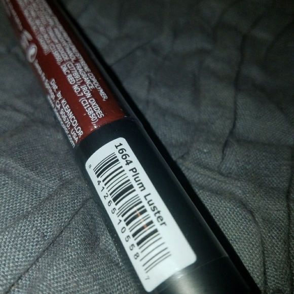 Plum luster metallic matte lipgloss - Picture 4 of 5