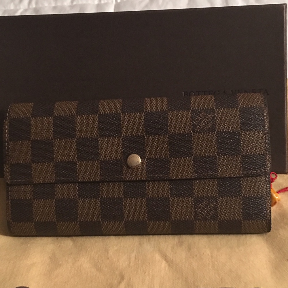 Gently used Grade A wallet in Damier Ebene Canvas.