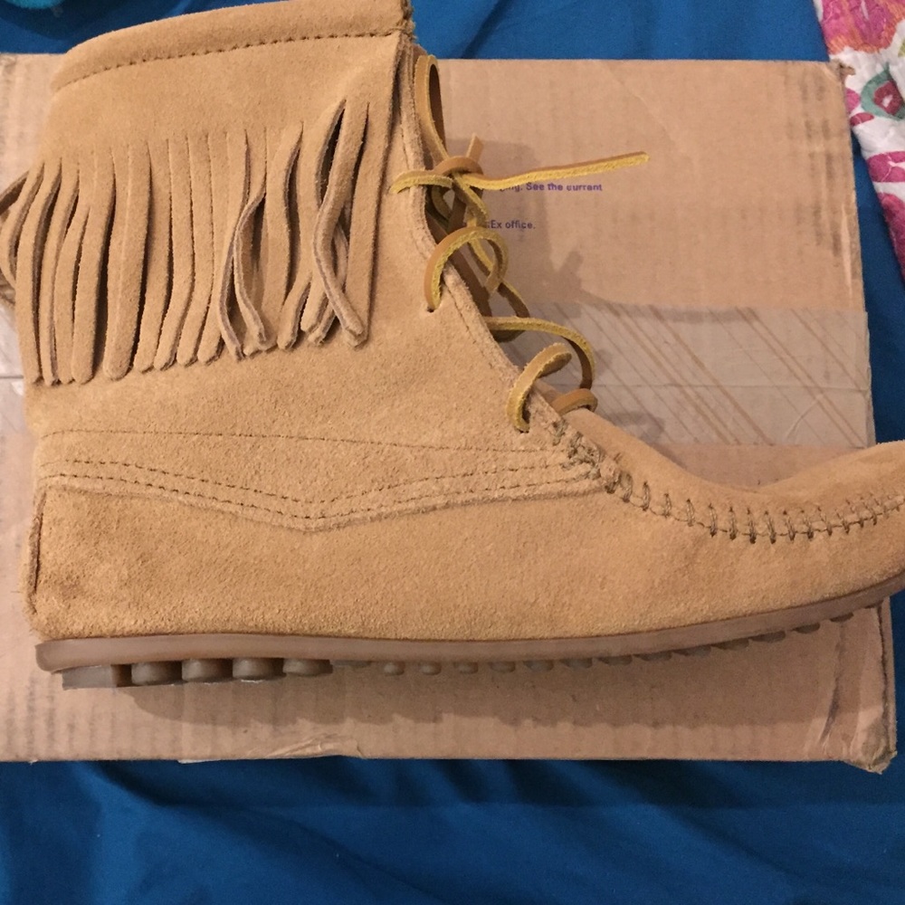 Minnetonka Tramper Ankle High Boot - Taupe