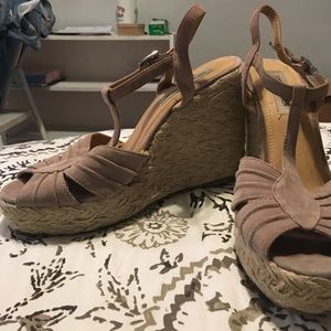 Steve Madden Beige wedges 💕