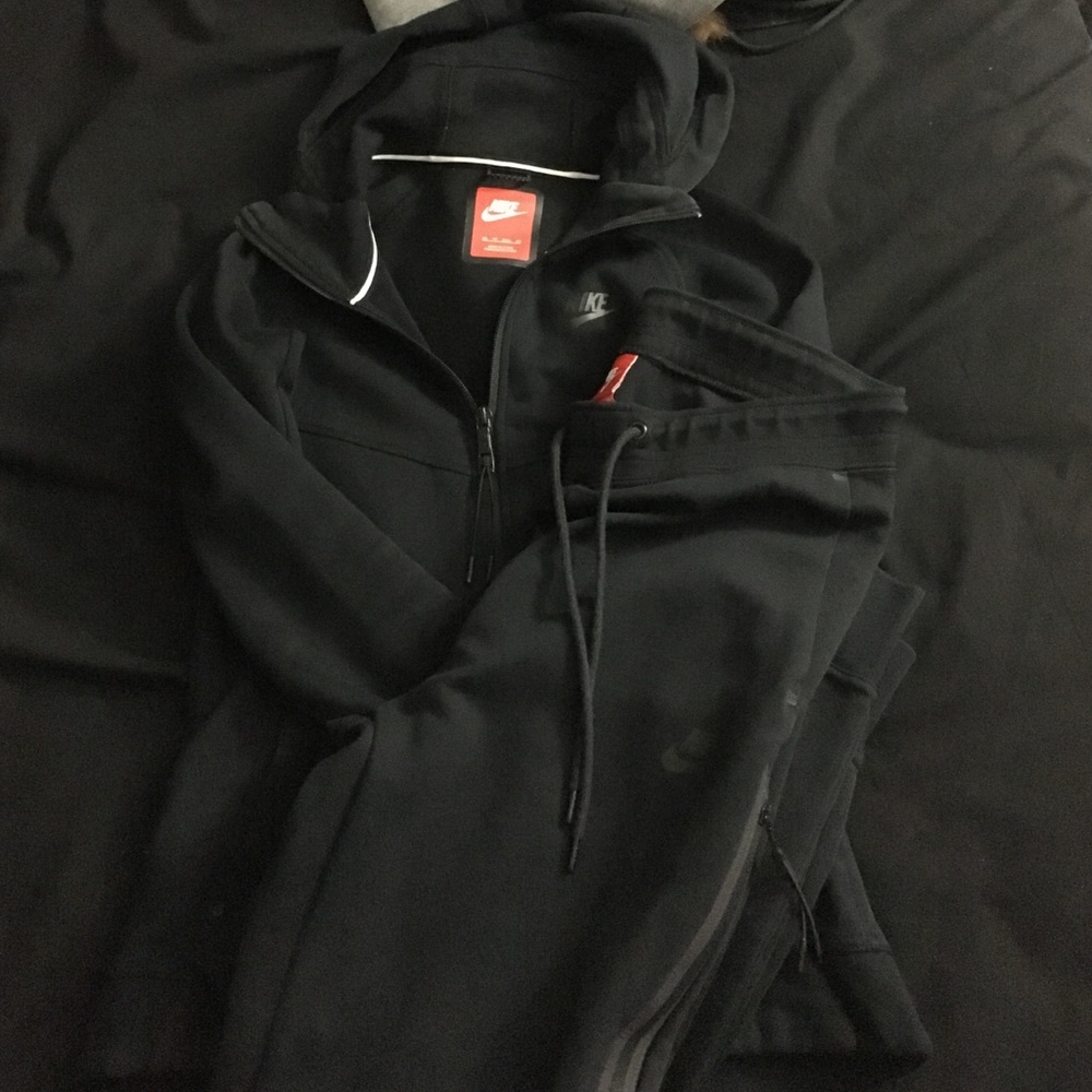 Black Nike tech sweatsuit