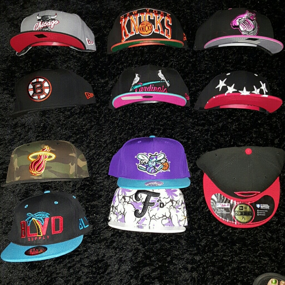 Hats 11 snap backs and 2 fitted 7 1/2 & 7 5/8