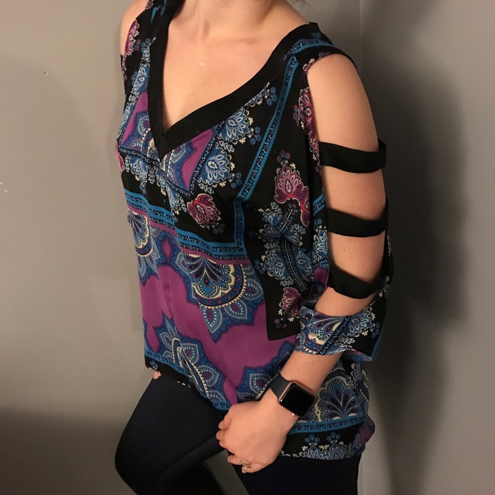 ❌SOLD❌ Cold Shoulder High Low Patterned Top