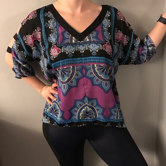 ❌SOLD❌ Cold Shoulder High Low Patterned Top - Picture 2 of 2