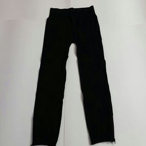 *SALE!* NEW zippered cropped leggings