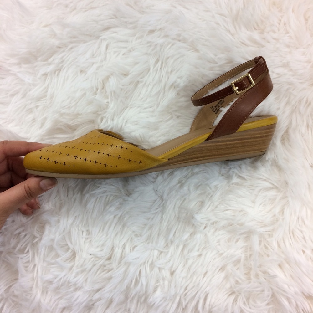 WHITEMT. mustard vintage-ish ankle strap wedges - Picture 3 of 4