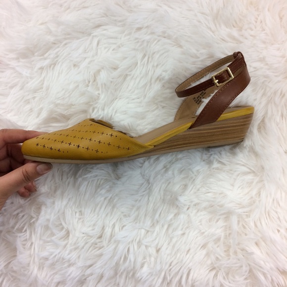 WHITEMT. mustard vintage-ish ankle strap wedges - Picture 3 of 4