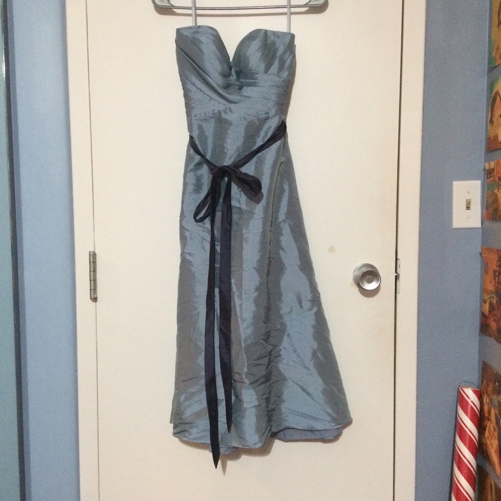 Gorgeous tea-length satin dress 🌷
