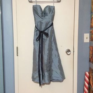 Gorgeous tea-length satin dress 🌷