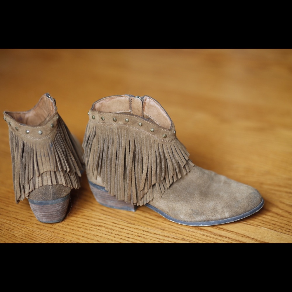 Minnetonka Tan fringe booties