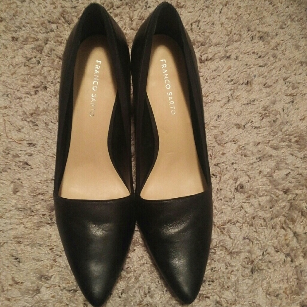 SOLD!- Classic black pumps - Picture 2 of 4