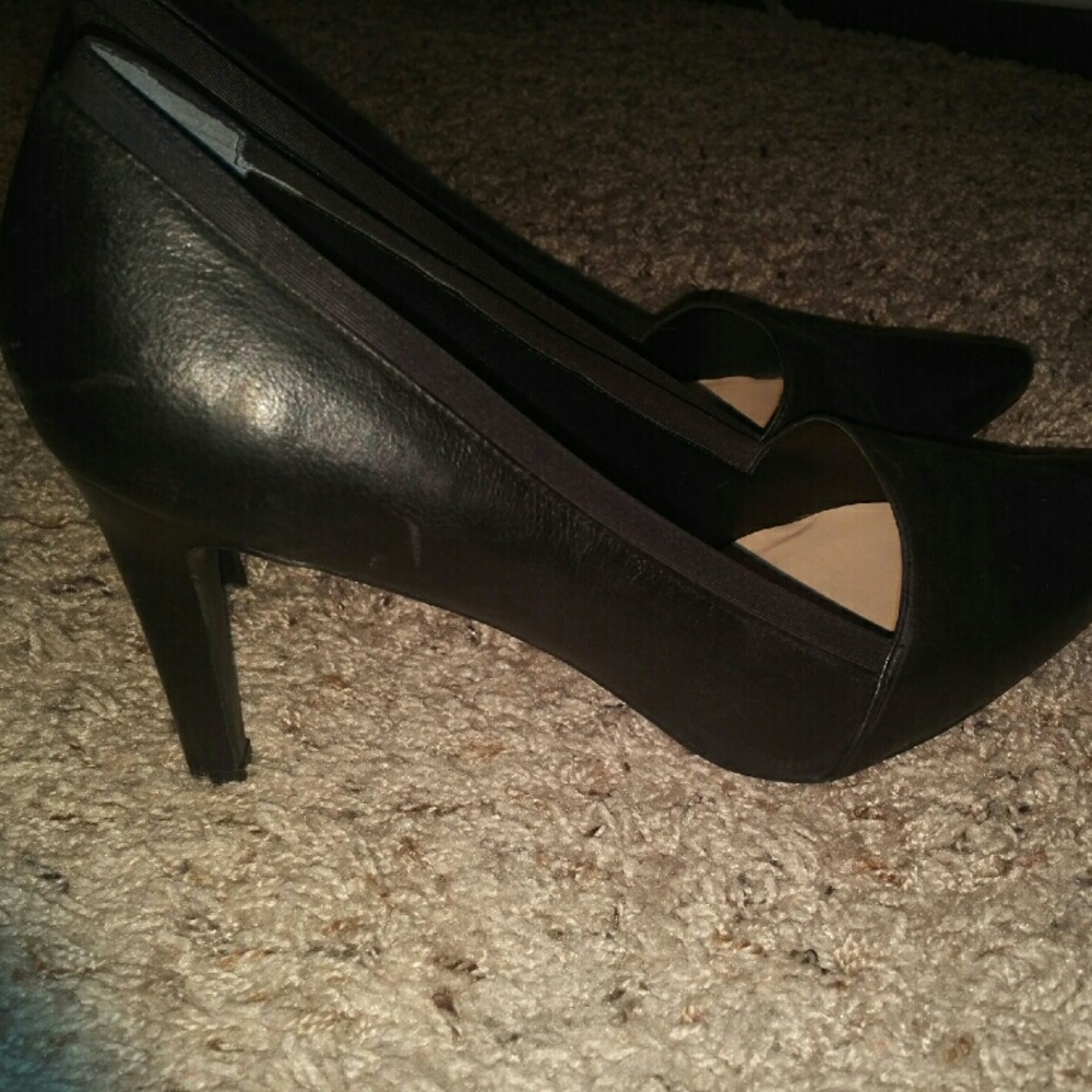 SOLD!- Classic black pumps - Picture 3 of 4