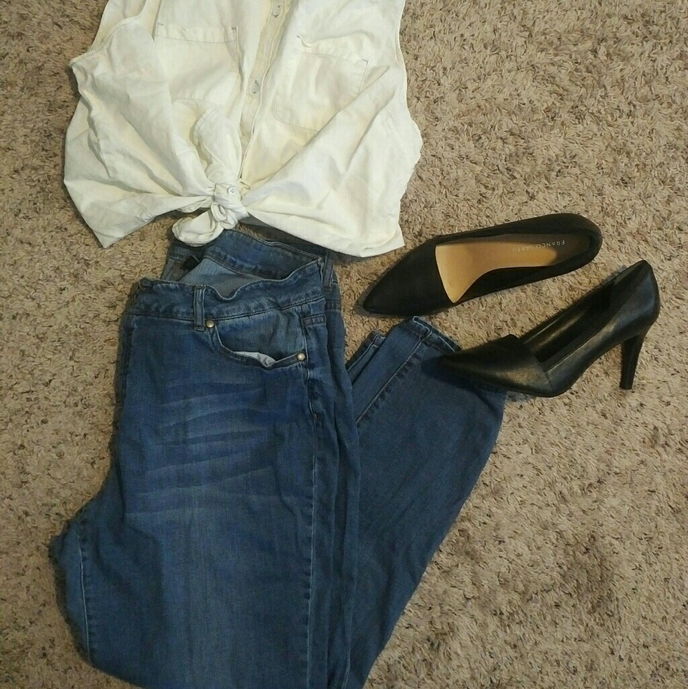 SOLD!- Classic black pumps - Picture 4 of 4