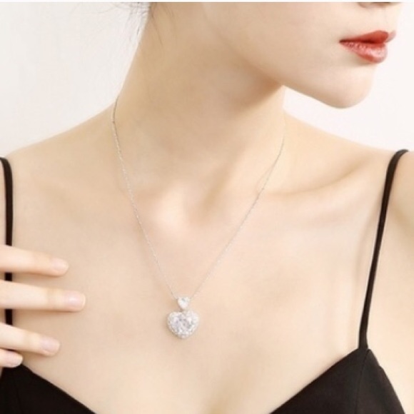 💕Restocked💕 Rhinestone Heart Necklace - Picture 2 of 5