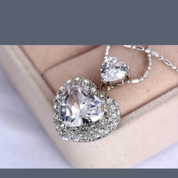 💕Restocked💕 Rhinestone Heart Necklace - Picture 3 of 5