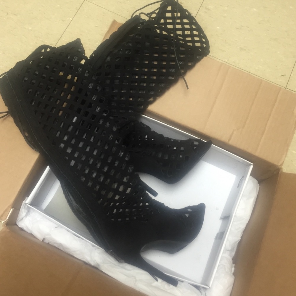 Super cute knee high heels‼️