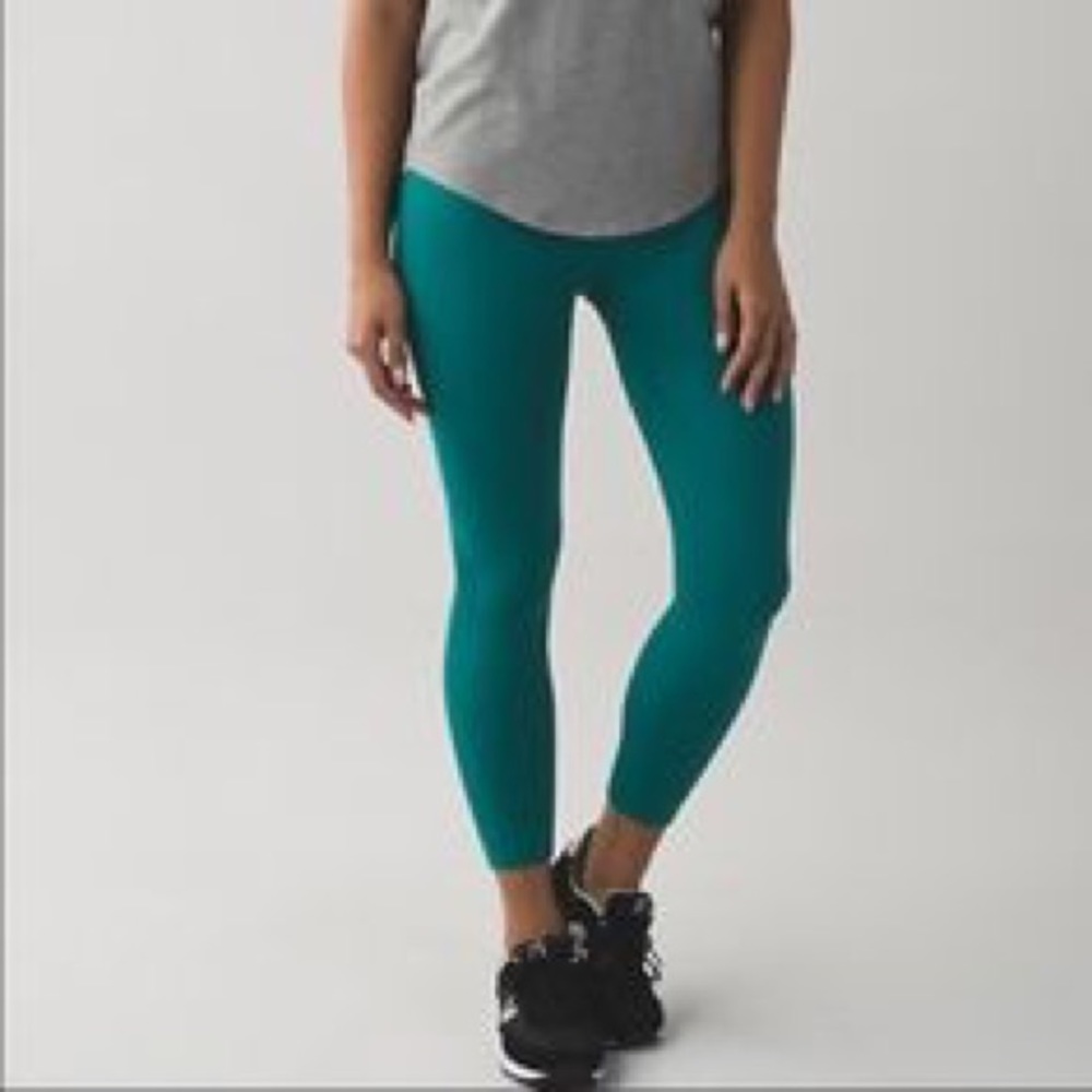 Lululemon zone in crop