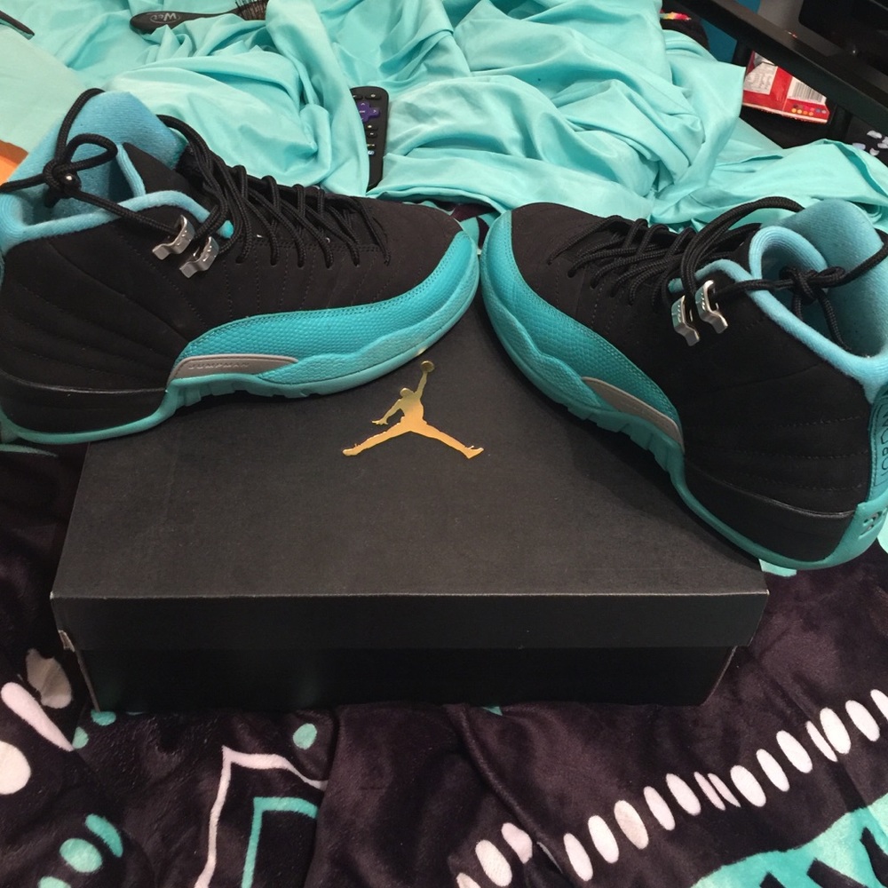 black/metallic silver 12s