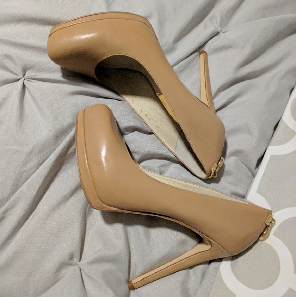 Michael Kors round toe nude pumps