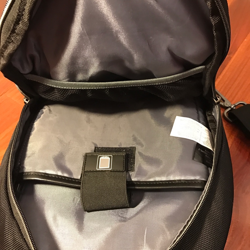 Kenneth Cole IPad backpack - Picture 3 of 4