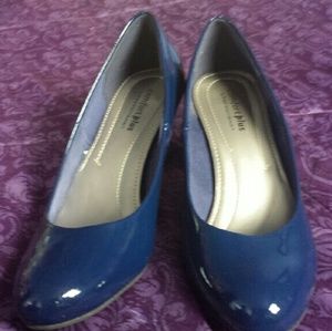 Comfortable navy pumps