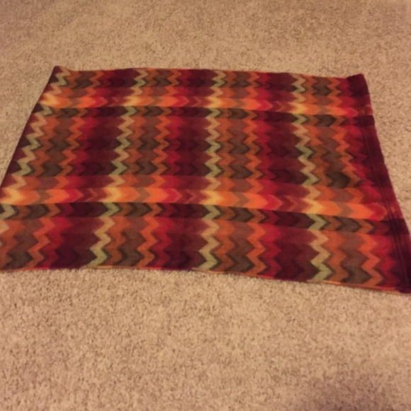 Acrylic scarf. NWT. - Picture 2 of 3