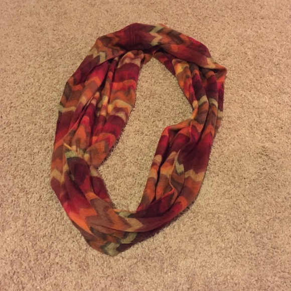 Acrylic scarf. NWT. - Picture 3 of 3