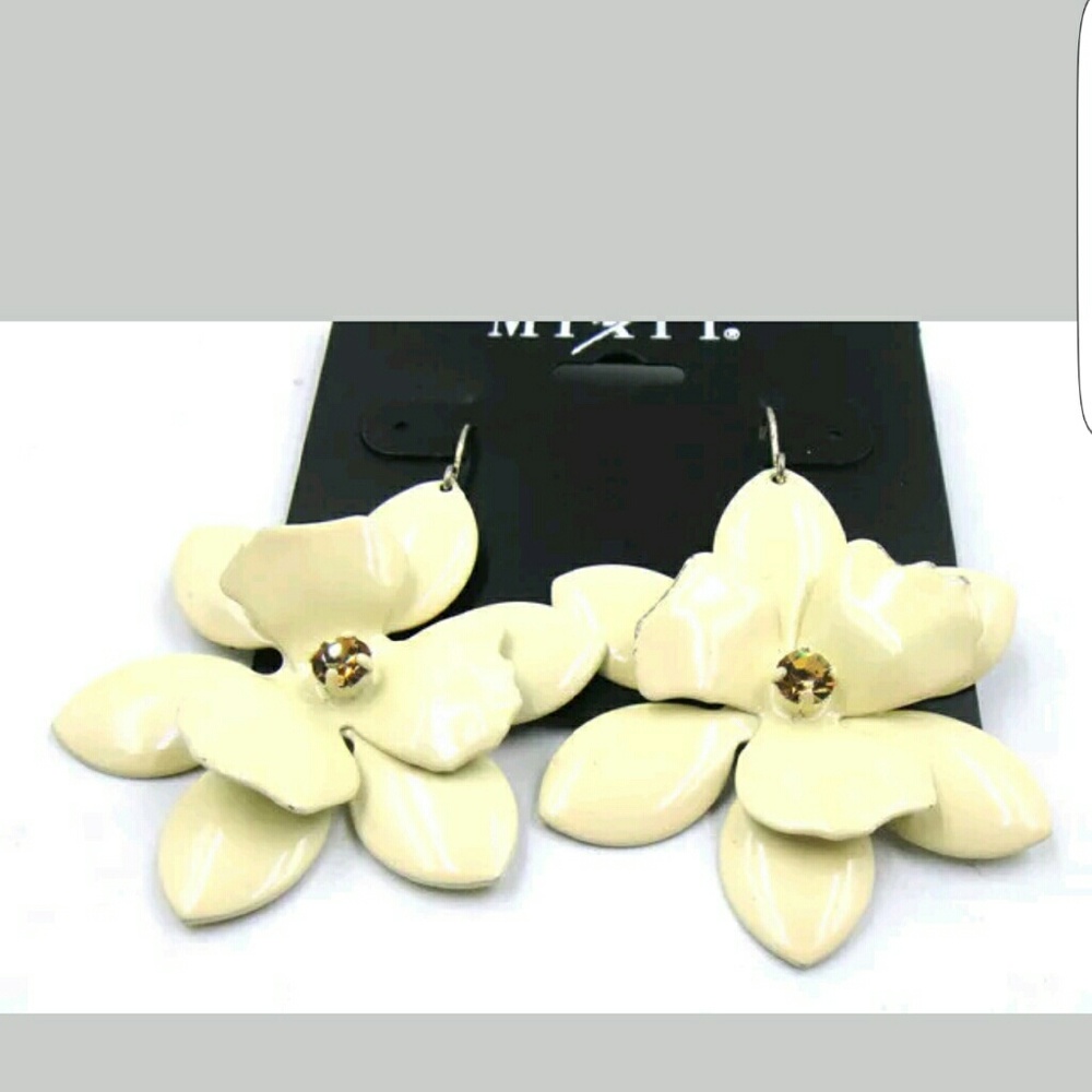 Bohemian Ivory Acrylic Statement Flower Fish Hook Earrings NWT By Mixit