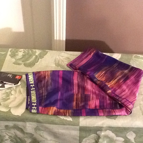 under Armour capri's *** SEE DESCRIPTION *** - Picture 2 of 4