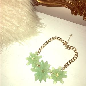 Chunky flower necklace.