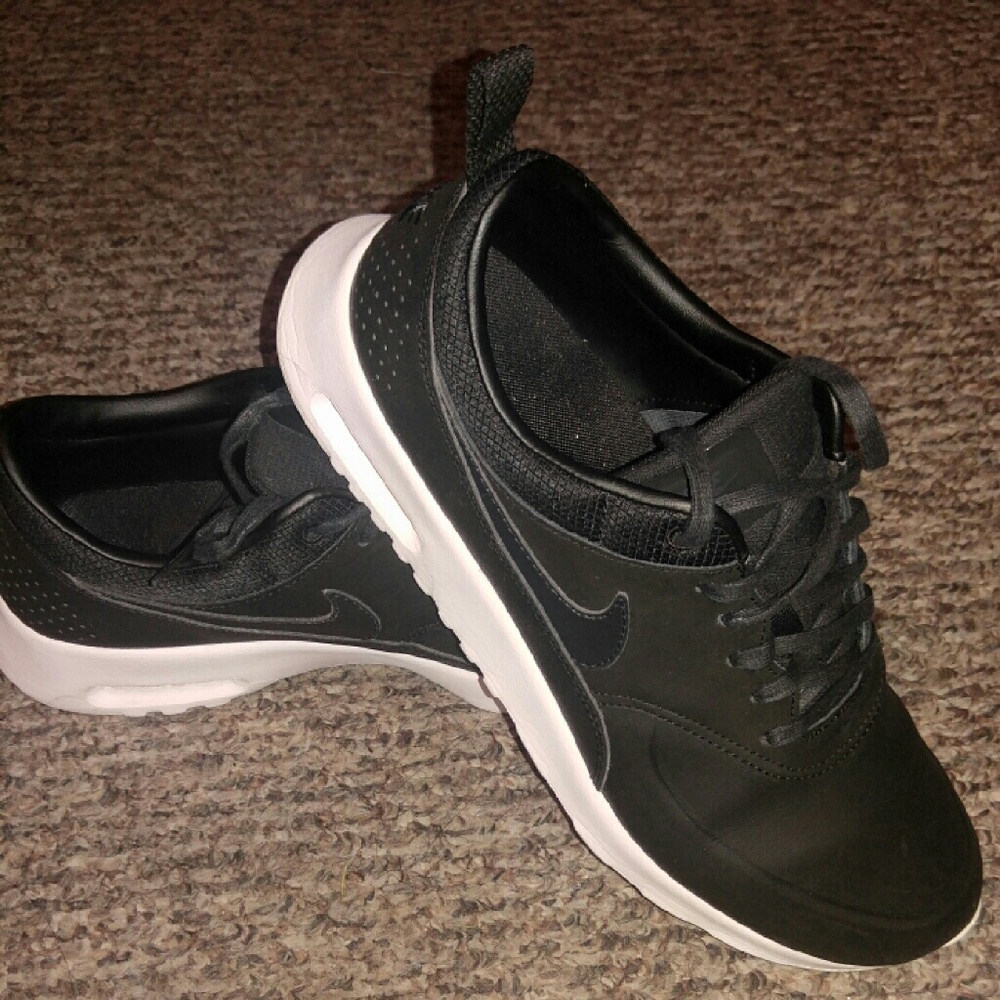NIKE AIR MAX THEA PREMIUM- WOMEN'S 9.5