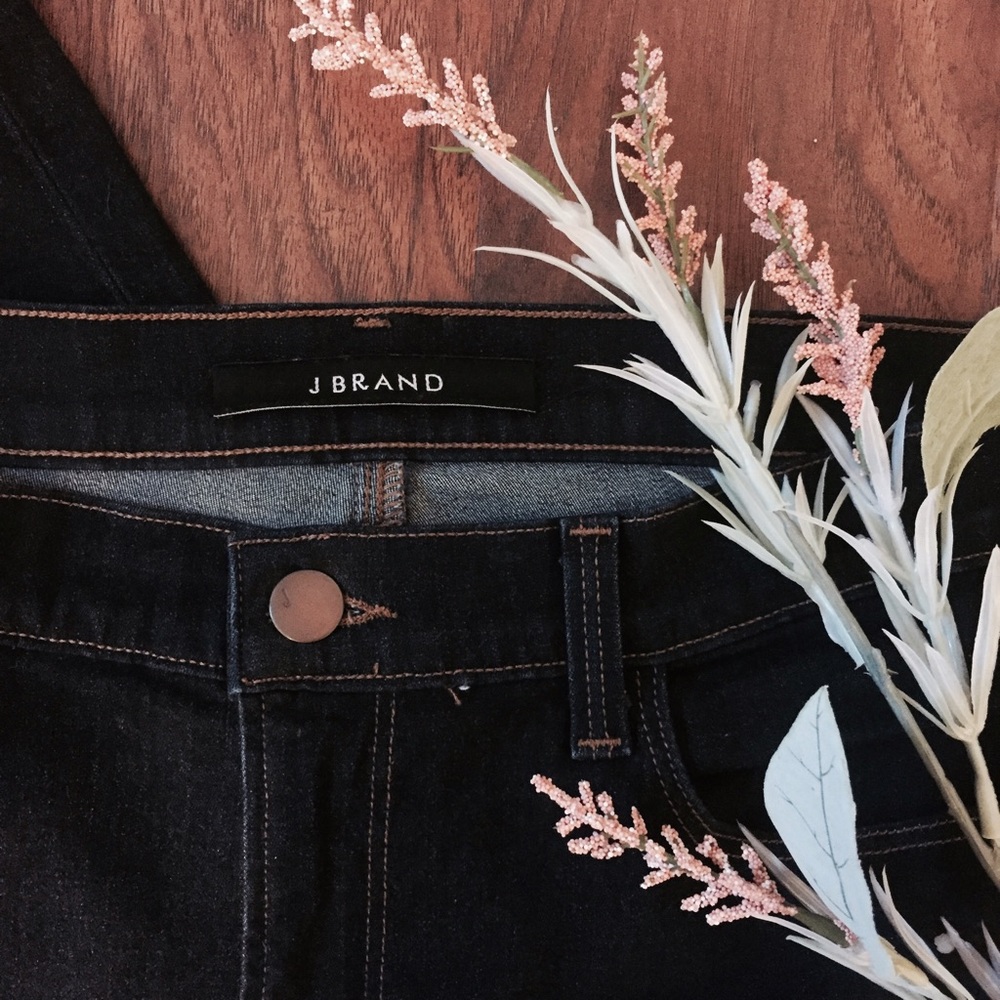 ✨SOLD✨NWOT mid rise Super Skinny in Starless