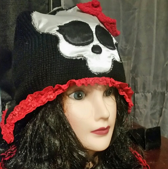 Skull and Lace Beanie - Picture 1 of 4