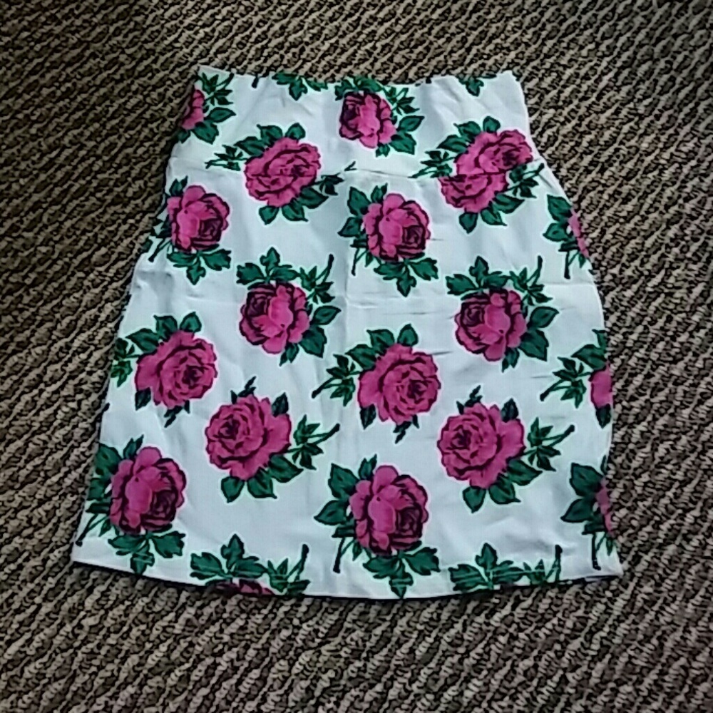Patterned pencil skirt