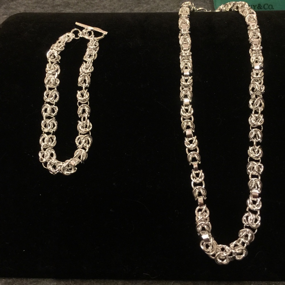 Necklace and bracelet set