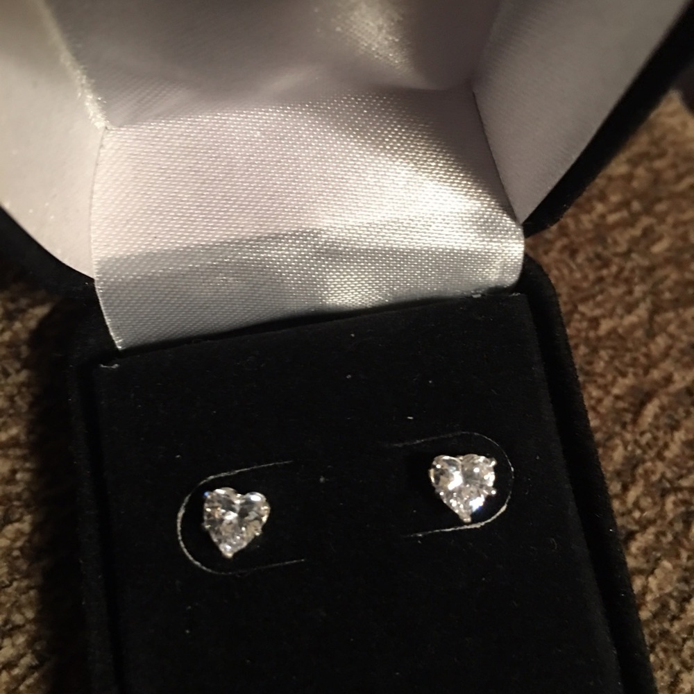 5⭐️RATED HEART STUDS - Picture 3 of 6
