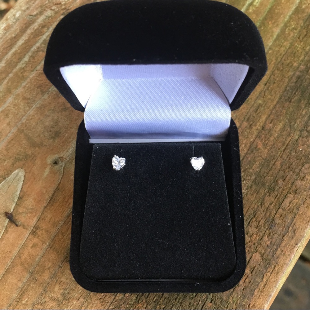 5⭐️RATED HEART STUDS - Picture 2 of 6