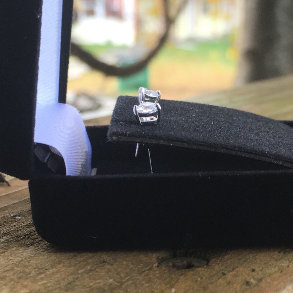 5⭐️RATED HEART STUDS - Picture 6 of 6
